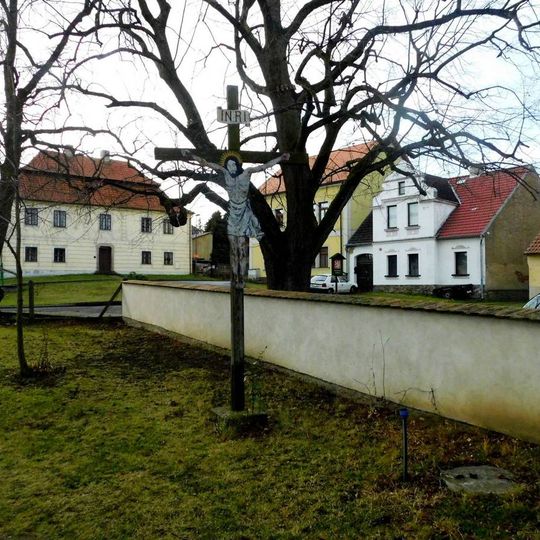 Dřevěný kříž u kostela v Ondřejově