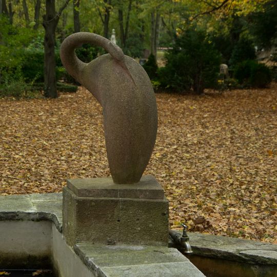 Zierbrunnen mit Fischreiher