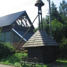 Dřevěná zvonice u silnice v Podolí
