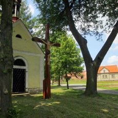 Kříž v Bílově u kaple