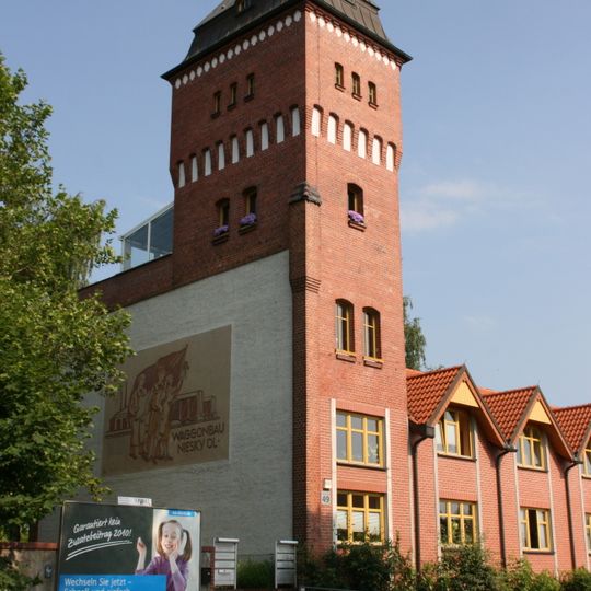 Turmgebäude mit Aufzug im Innern und Sgraffito Waggonbau Niesky OL Muskauer Straße 49