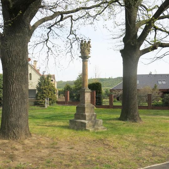 Sloup svaté Anny Samotřetí na návsi v Číňově