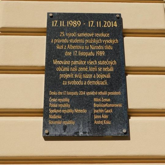 Pamětní deska k 25. výročí sametové revoluce na Albertově v Praze