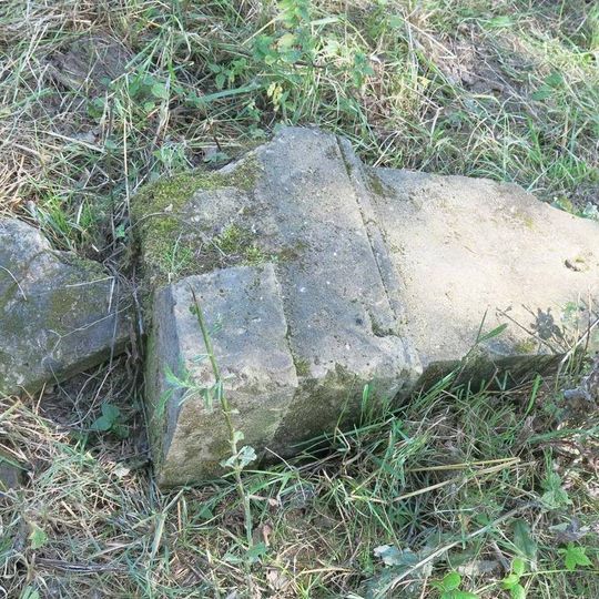 Kříž v remízku na pastvině severně od Březence