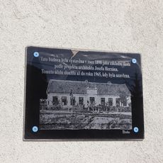 Pamětní deska základní školy v Zárubicích