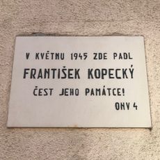 Pamětní deska Františka Kopeckého na domě Za Zelenou liškou 542/7 v Praze