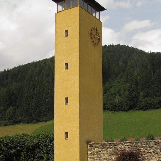 Stadion mit Turm und Eingangsbau