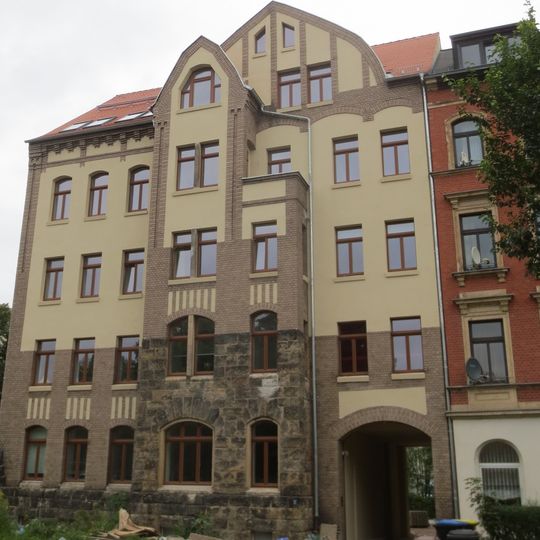 Mietshaus in geschlossener Bebauung konzipiert, mit Vorgarten Beyerstraße 14