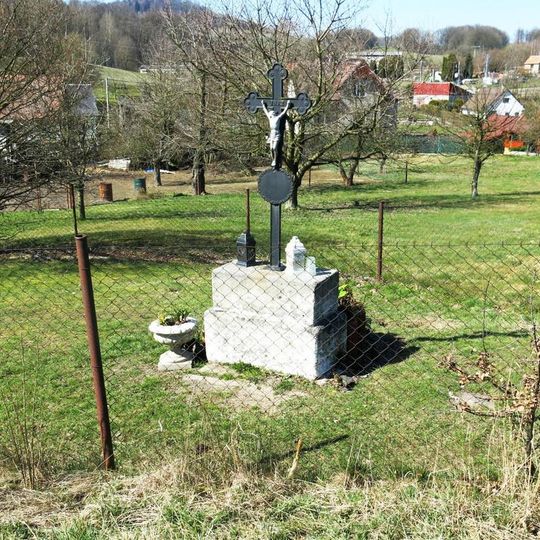 Kříž v zahradě domu 44 v Brništi