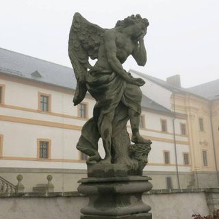 Socha Anděl žalostné smrti na terase špitálu v Kuksu