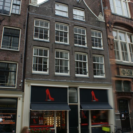 Etagewoningencomplex achter gezamenlijke ingezwenkte halsgevel