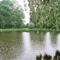 Park z systemem wodnym i dwiema alejami dojazdowymi (w kierunku północnym i południowym)