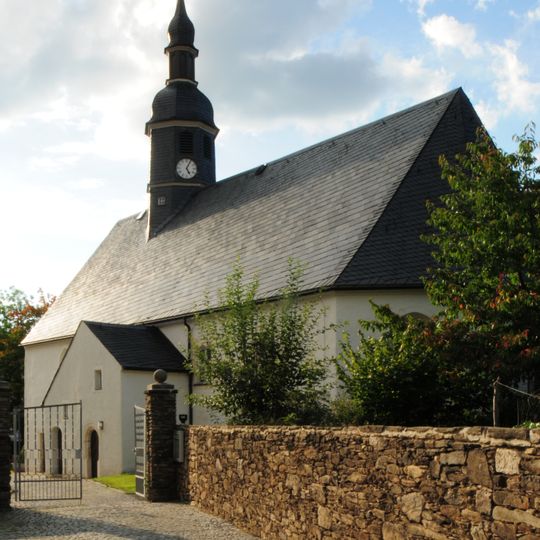 Kirche , Kirchhof mit Einfriedungsmauer und Denkmal für die Gefallenen des Ersten und Zweiten Weltkrieges Frauensteiner Straße -