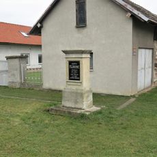 Podstavec sochy svatého Floriána u domu 19 v Rejšicích