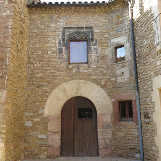 Portal i finestra gòtica de l'habitatge al carrer de Dalt, 3