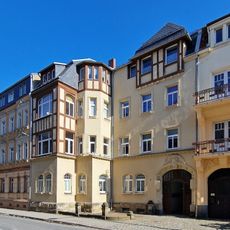 Mietshaus in geschlossener Bebauung, mit Einfriedung Schillerstraße 19