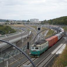 Podjezd koleje pod tratí z jižního vítkovského tunelu v rozpletu Sluncová