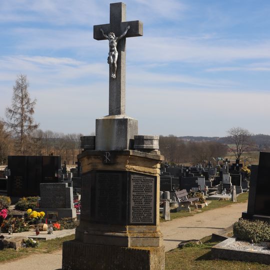 Hřbitovní kříž na hřbitově v Mohelně