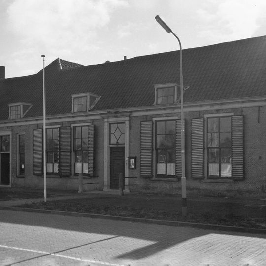 Gecombineerde woningen onder zadeldak met langsgevel aan de ring