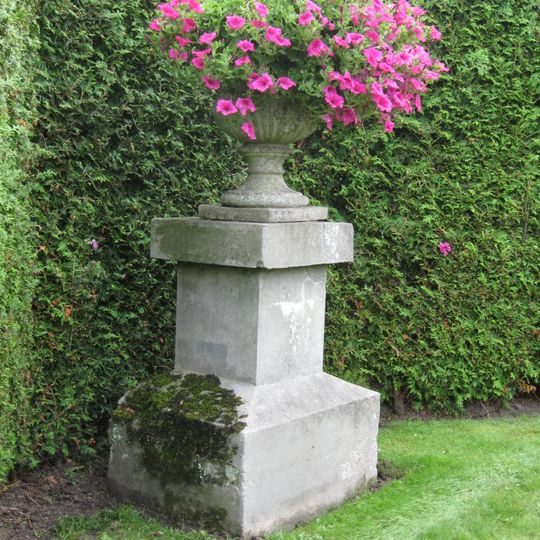 Warmelo, natuurstenen vaas bij rococovijver