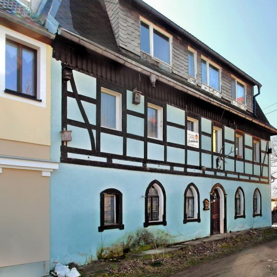 Wohnhaus und altes Verwalter-Wohnhaus sowie Toreinfahrt eines Vorwerks Stolpner Straße 1; 3