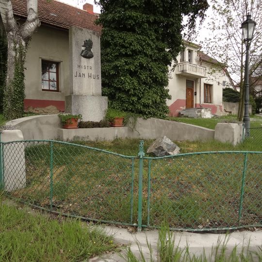 Pomník Jana Husa na návsi v Čečelicích