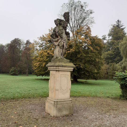 Socha Persea v zámeckém parku v Liběchově