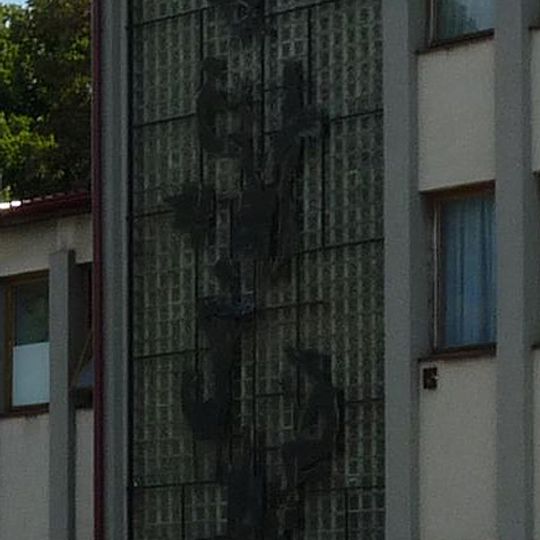 Plastika na budově v Choutníku