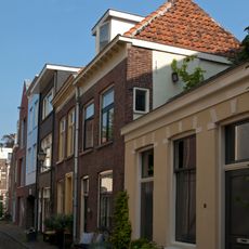 Pand met gepleisterde hoge rechte gevel met dakkapel