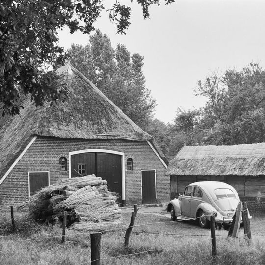 Boerderij met achterbaander waarvan het woondeel is aangebouwd aan dat van nr. 16