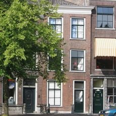 Pand met eenvoudige lijstgevel. Hardstenen vensterdorpels en stoeppalen