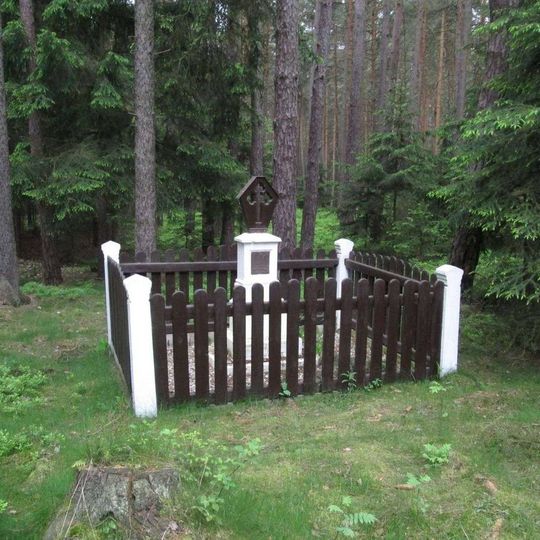 Kříž severně od Mrtníku v lese