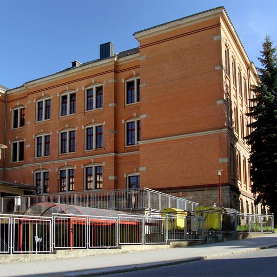 Pestalozzi-Schule mit zwei Seitenflügeln Pestalozzistraße 1