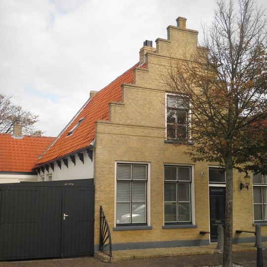 Pand onder zadeldak tussen puntgevels