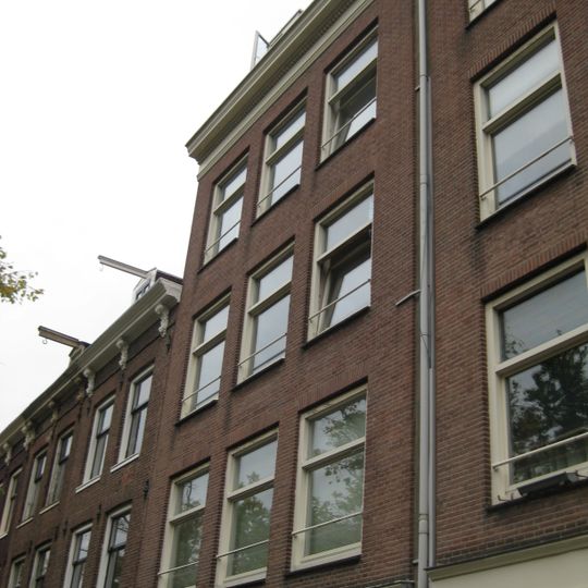 Pand met gevel onder rechte lijst