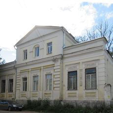 Жилой дом с воротами (Торжок)