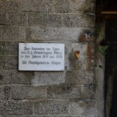 Stollen 4 mit KZ-Gedenktafel