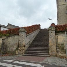 Retaining wall with brick staircase and four fence pillars as well as fence with fence pillars near Sint-Mauritiuskerk