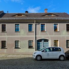 Wohnhaus in halboffener Bebauung und Nebengebäude Hoyerswerdaer Straße 33