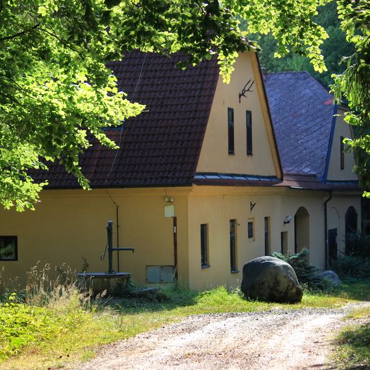 Myslivna s pamětní deskou Terezy Novákové