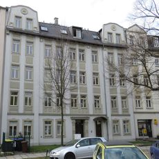 Mietshaus in geschlossener Bebauung mit Vorgarten Orthstraße 7