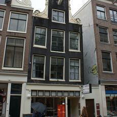 Pand met halsgevel met een baal in de afdekking