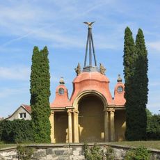 Gloriet (altán) v zámecké zahradě v Ploskovicích