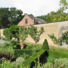 Landgoed Dordwijk: tuinmuur met muurloods