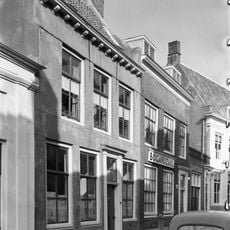 Huis met gecementeerde rechte gevel met gootlijst op consoles