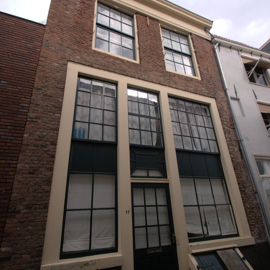 Pand met gepleisterde lijstgevel; onderpui intact