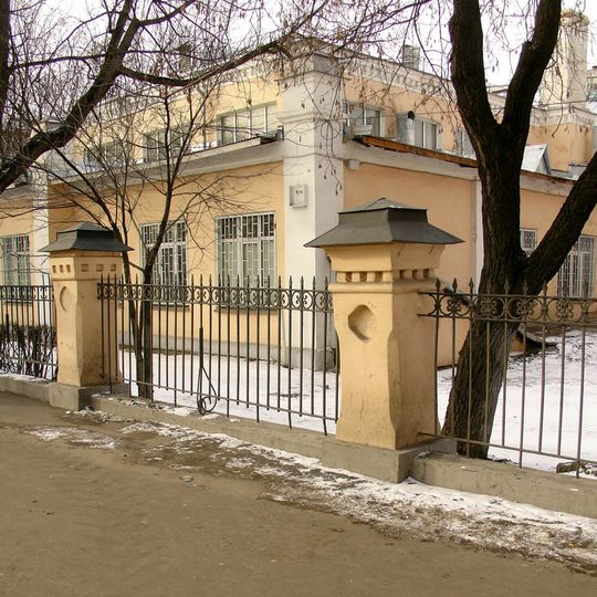 Ограда по улице с воротами