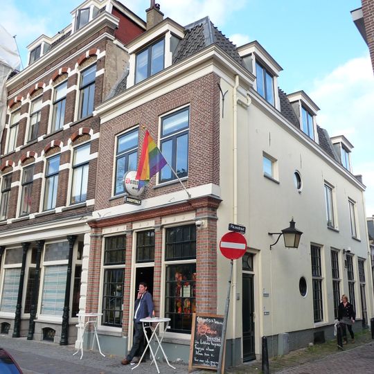 Hoekpand van twee bouwlagen, een kap loodrecht op de straat en kelders