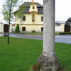 Pranýř ve středu obce Suchdol