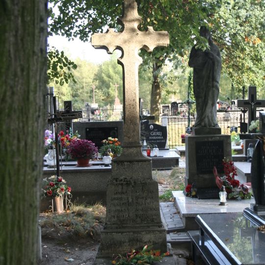 Stary cmentarz z XIX w. z nagrobkami w Jabłoniu